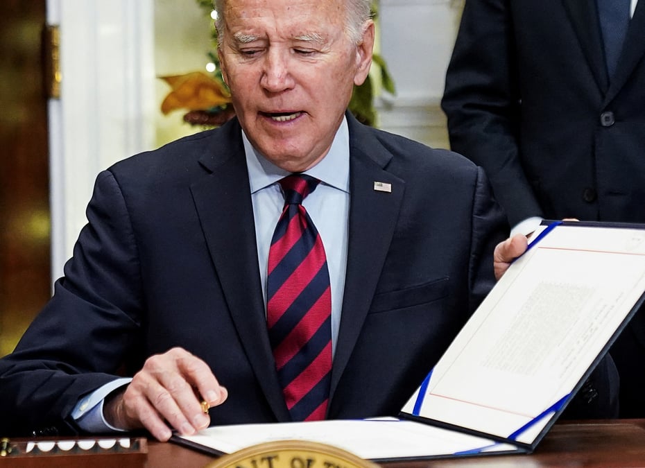 Le president des etats-unis, joe biden, signe a la maison blanche la loi visant a empecher une greve dans le secteur ferroviaire