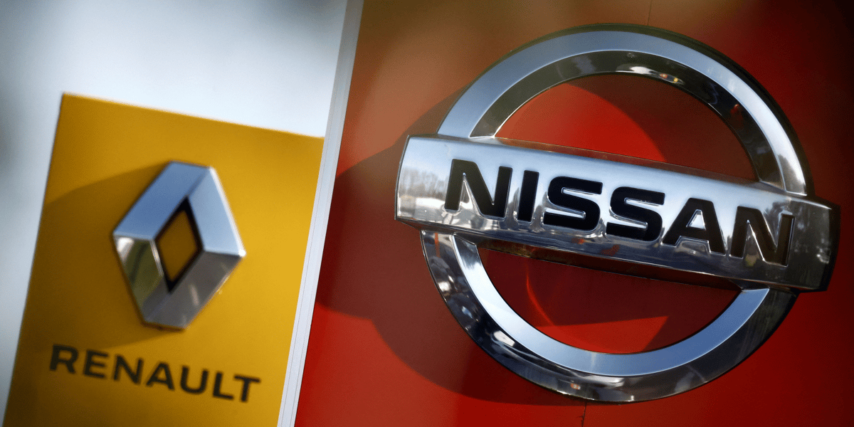 Les logos des constructeurs automobiles  nissan et renault a saint-nazaire, france