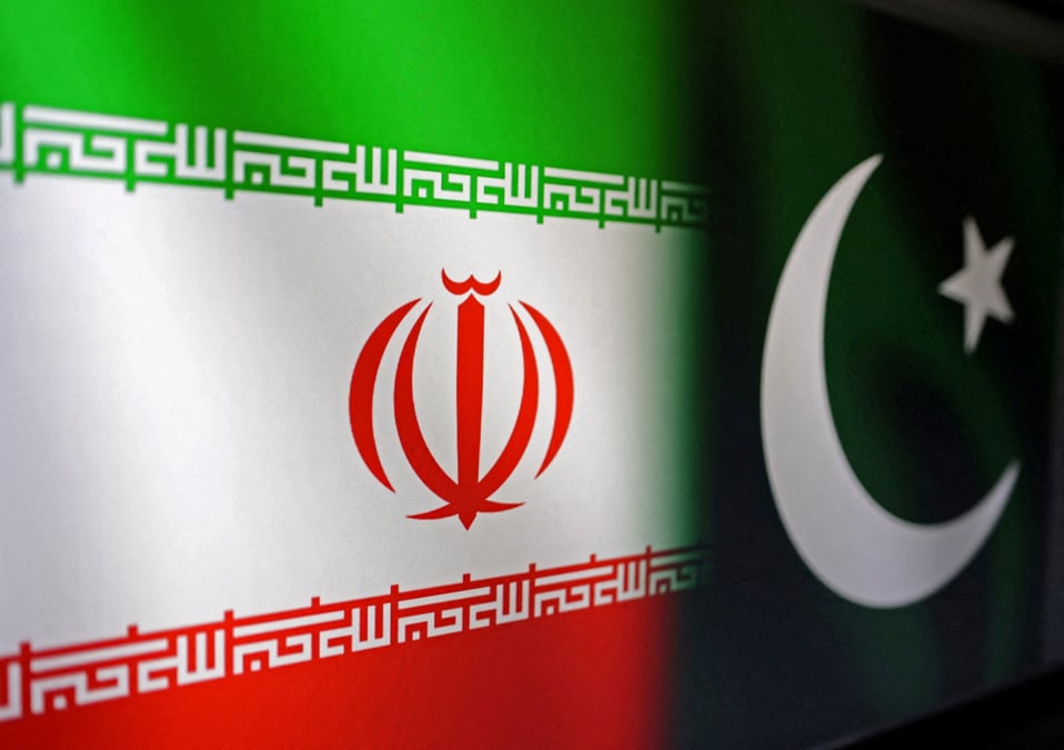 Les drapeaux iraniens et pakistanais