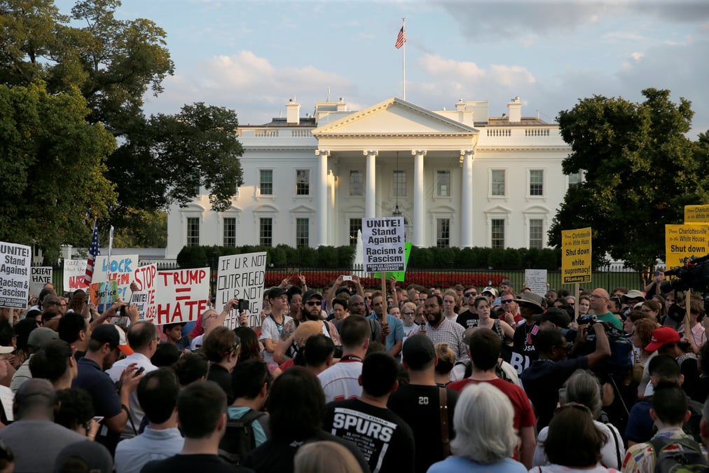Charlottesville: la maison blanche assure que trump condamne les neonazis