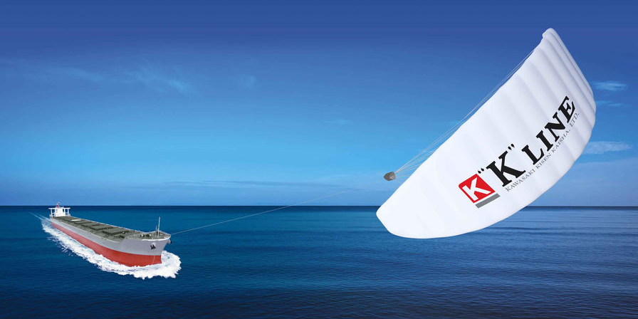 L'aile est positionnée à l'avant du bateau et permet de le tracter pour économiser du carburant.