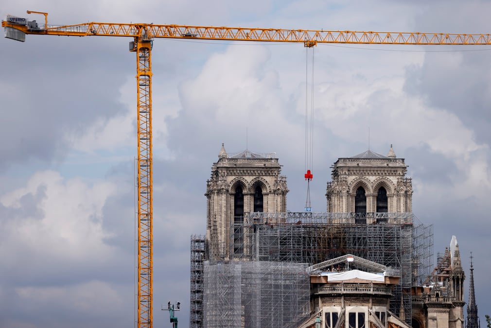 Debut du decoupage de l'echafaudage calcine de notre-dame, etape decisive