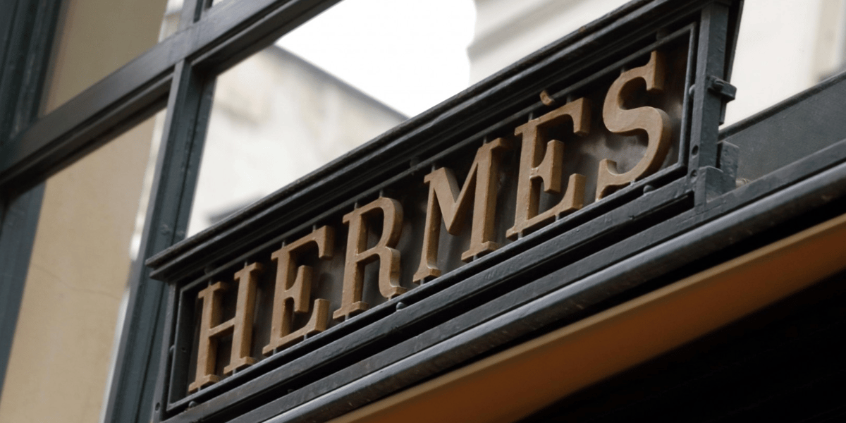 Hermès a annoncé ce jeudi une augmentation de ses prix aux États-Unis pour compenser les 10 % de droits de douane américains.