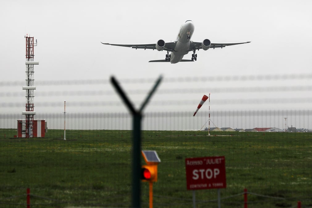 La reprise du trafic aerien menacee par les variants, declare l'iata