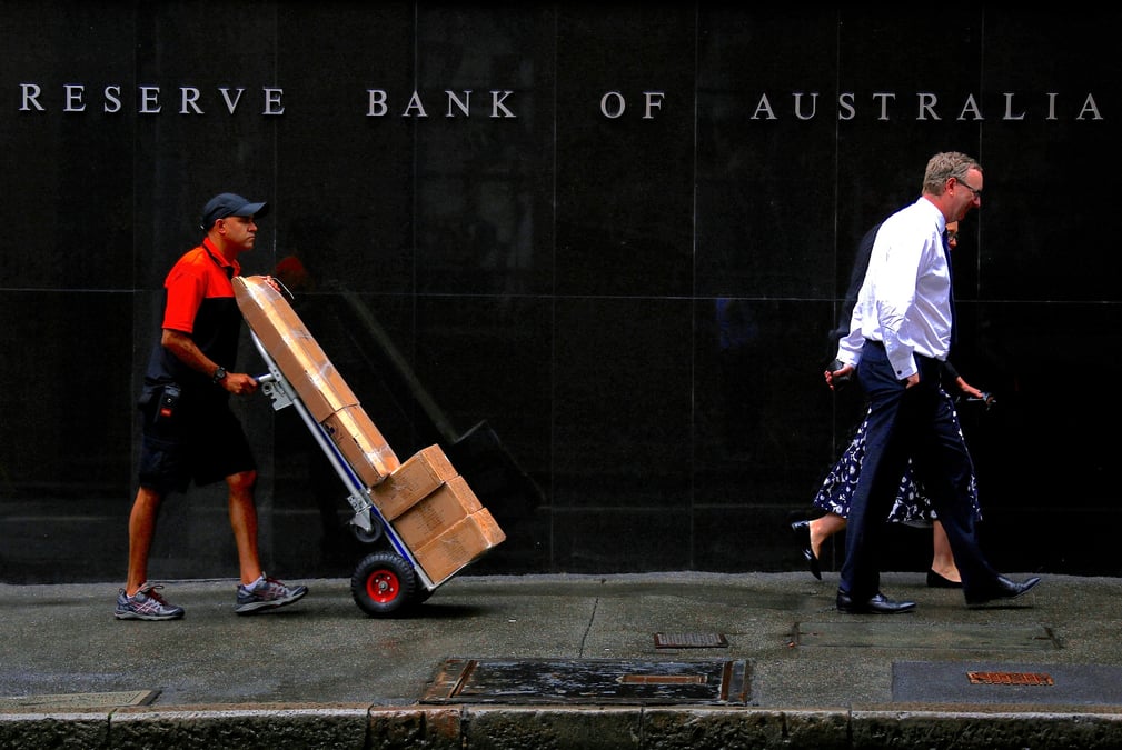Un ouvrier devant le siege de la reserve bank of australia (rba) dans le centre de sydney