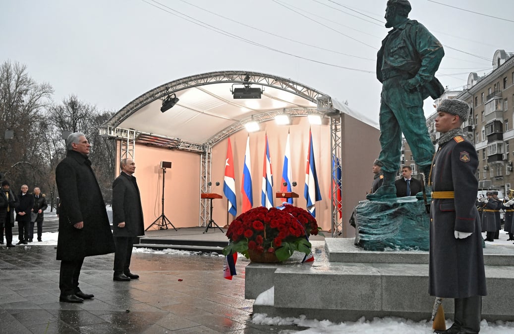Le president russe vladimir poutine et son homologue cubain miguel diaz-canel assistent a une ceremonie d'inauguration d'une statue de fidel castro a moscou