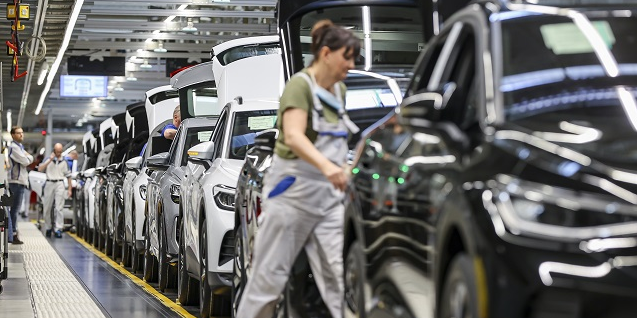 Sur les trois derniers mois (mars à mai) comparés à la même période de l'an passé, la production industrielle est en hausse de 1,5%, et de 2,1% pour la production manufacturière.