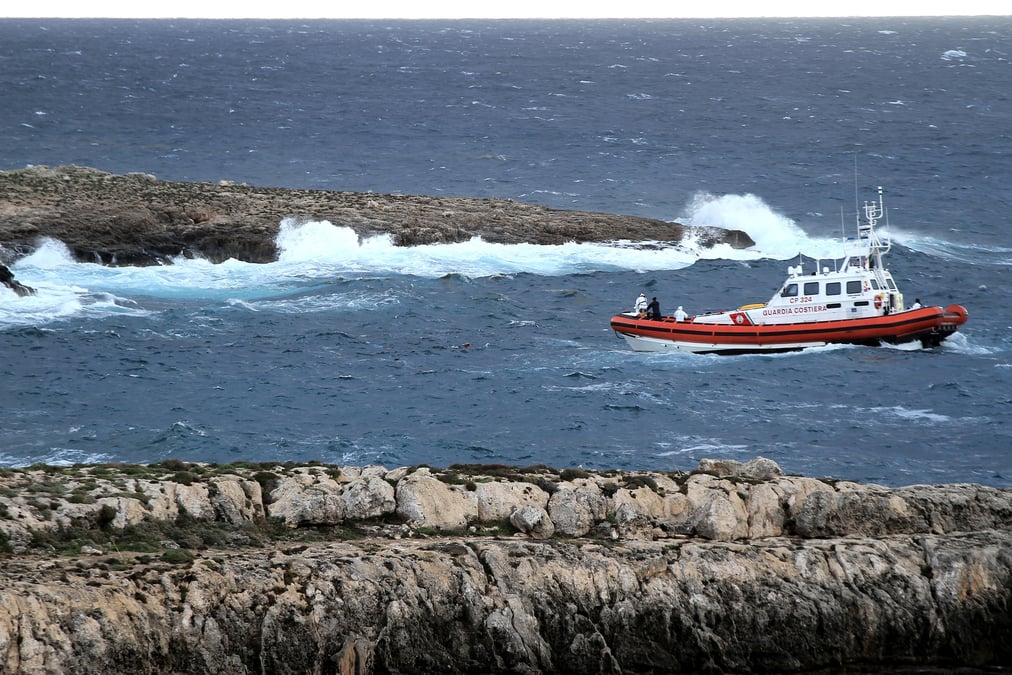 Un garde cotier au large de lampedusa