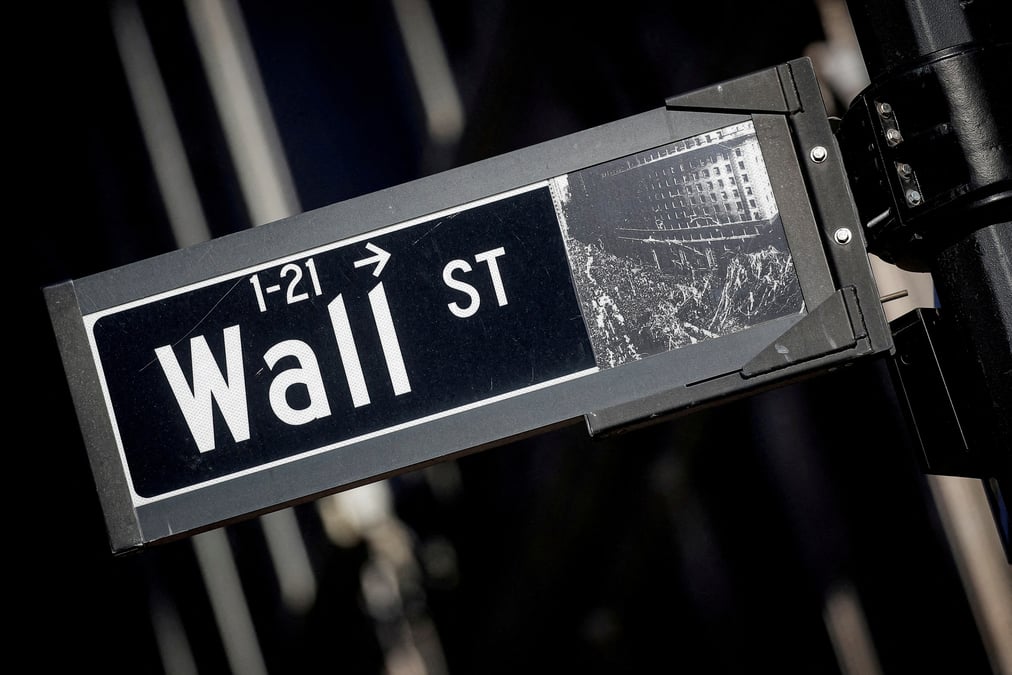 Un panneau indiquant wall street dans le quartier financier de new york
