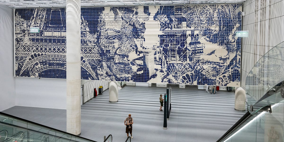 À la station d’Orly, « Strates urbaines », l’œuvre monumentale en azulejos du street artiste Vhils, tisse un lien entre le monde souterrain du métro et la ville en surface.