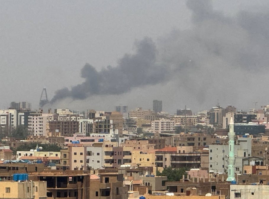 De la fumee s'eleve lors d'affrontements entre les forces paramilitaires de soutien rapide et l'armee a khartoum