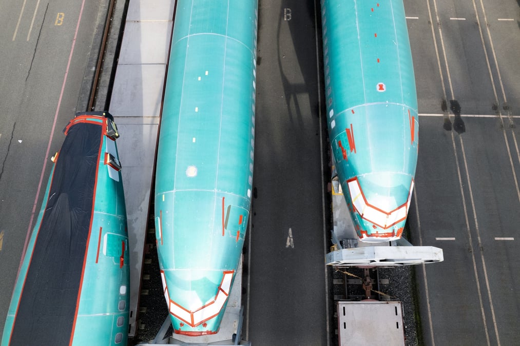 Des fuselages de boeing 737 max sur des wagons dans une gare de triage a seattle