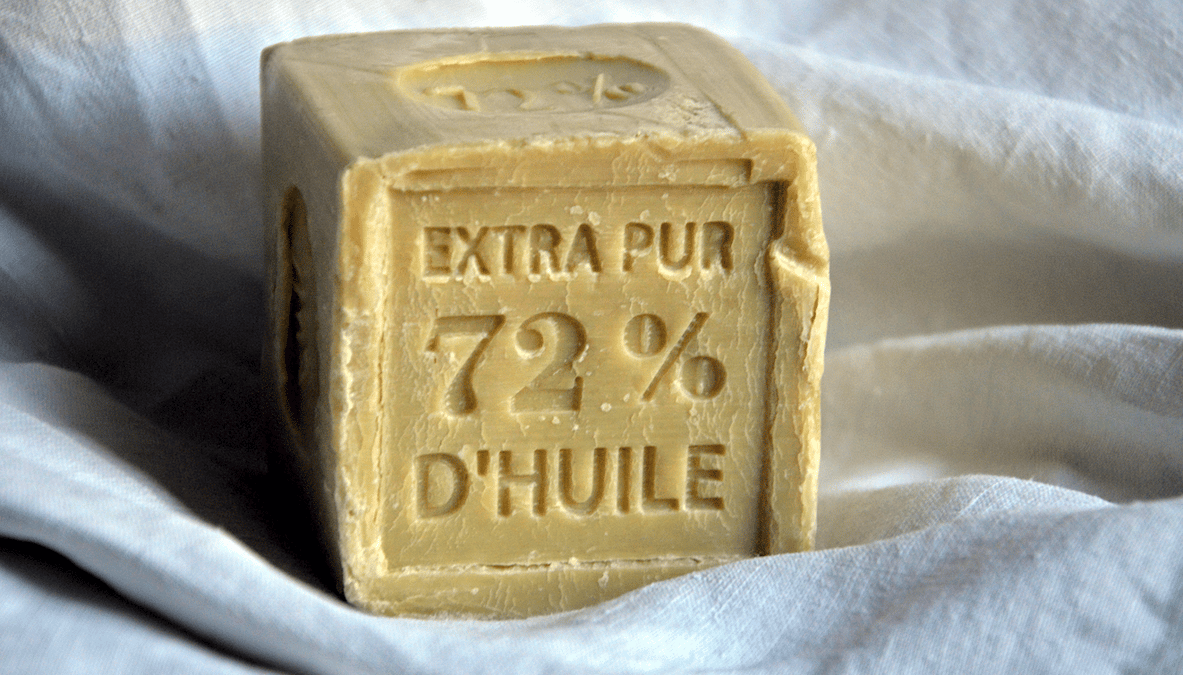 Fabriqué en respectant le recette ancestrale, le savon de Marseille rencontre un grand succès en Asie.