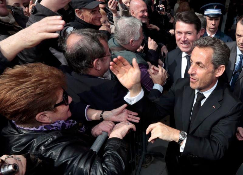 Nicolas Sarkozy s'offre un bain de foule sur fond d'affaires