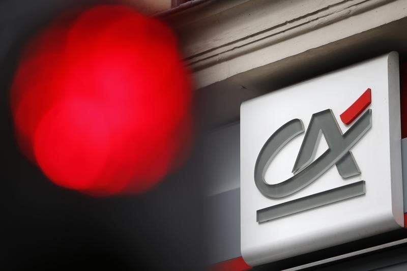 Credit agricole sa etudie une reorganisation du groupe