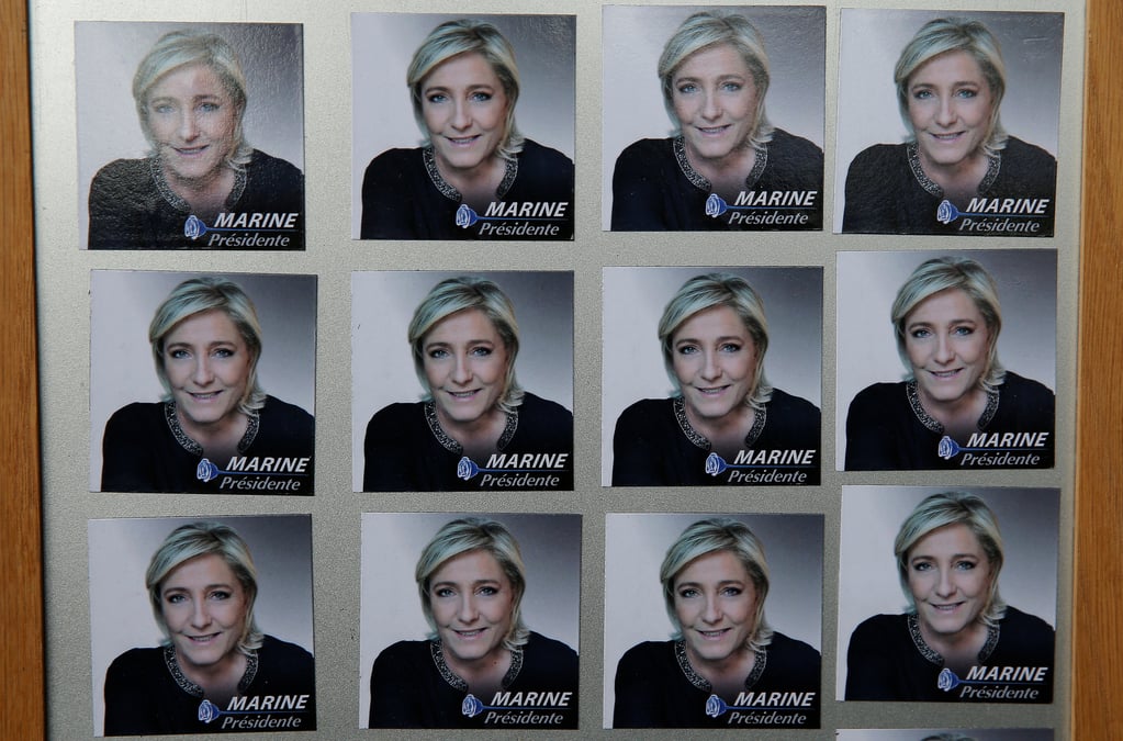 Le pen devance ses concurents dans un sondage opinionway
