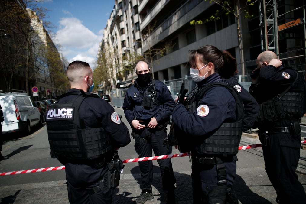 France: une personne tuee par balles devant un hopital a paris, selon un source policiere