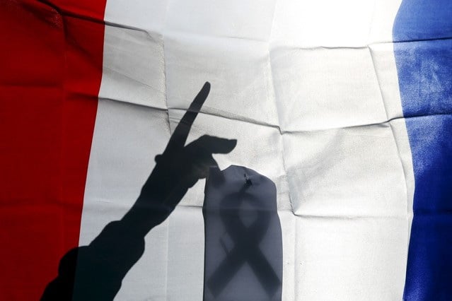 Photo d'archives. un ruban noir sur un drapeau francais a madrid, espagne