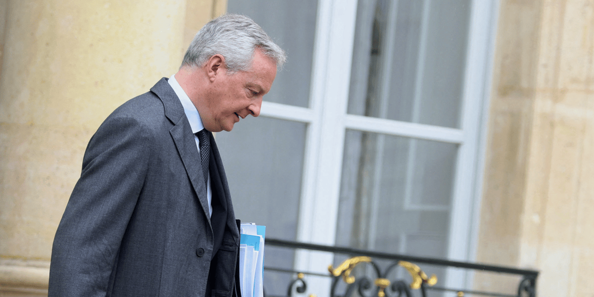Le ministre de l'economie et des finances bruno le maire a la sortie d'un conseil des ministres