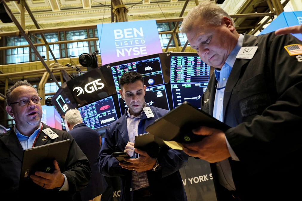 Des traders travaillent a la bourse de new york