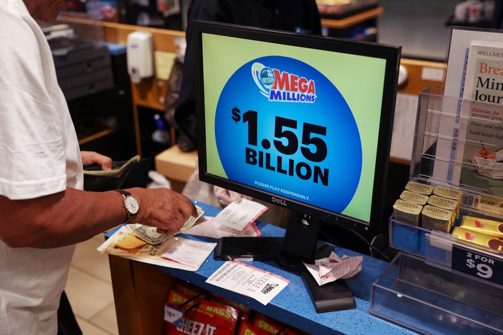 L'ecran d'un magasin indique le jackpot de la loterie mega millions