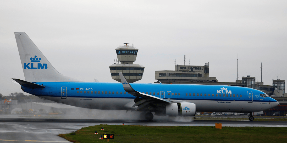 Un avion klm boeing 737-800 a l'aeroport de tegel a berlin, en allemagne