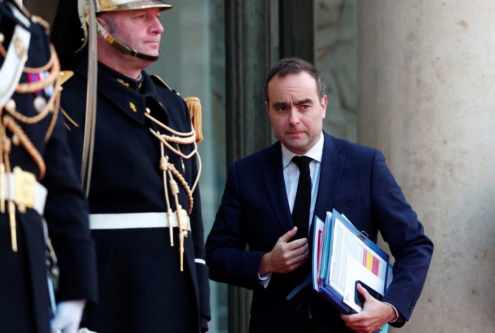Sur la priorisation, le ministre ou le Délégué général pour l'armement Emmanuel Chiva pourront par « injonction donner l'instruction à l'entreprise de faire passer la commande militaire avant la commande civile et d'imposer également des stocks minimaux ».