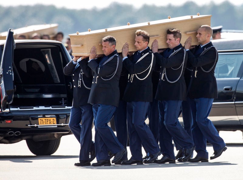 Les premiers corps des victimes du MH17 rapatriés aux Pays-Bas