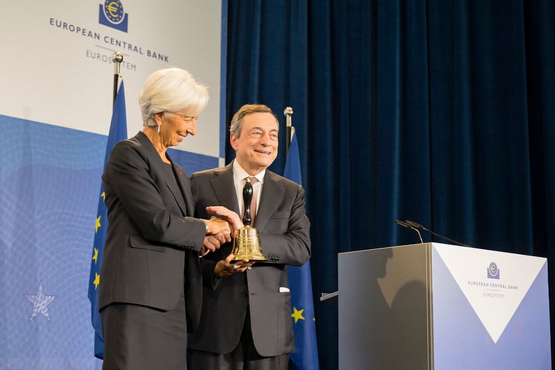 Christine Lagarde et Mario Draghi lors du passage de la cloche de la BCE.