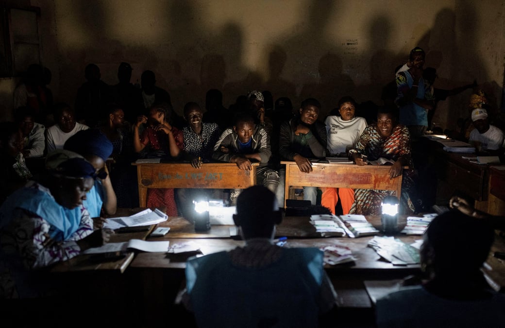 Des fonctionnaires de la ceni et des agents electoraux dans un centre de vote apres l'election presidentielle a goma