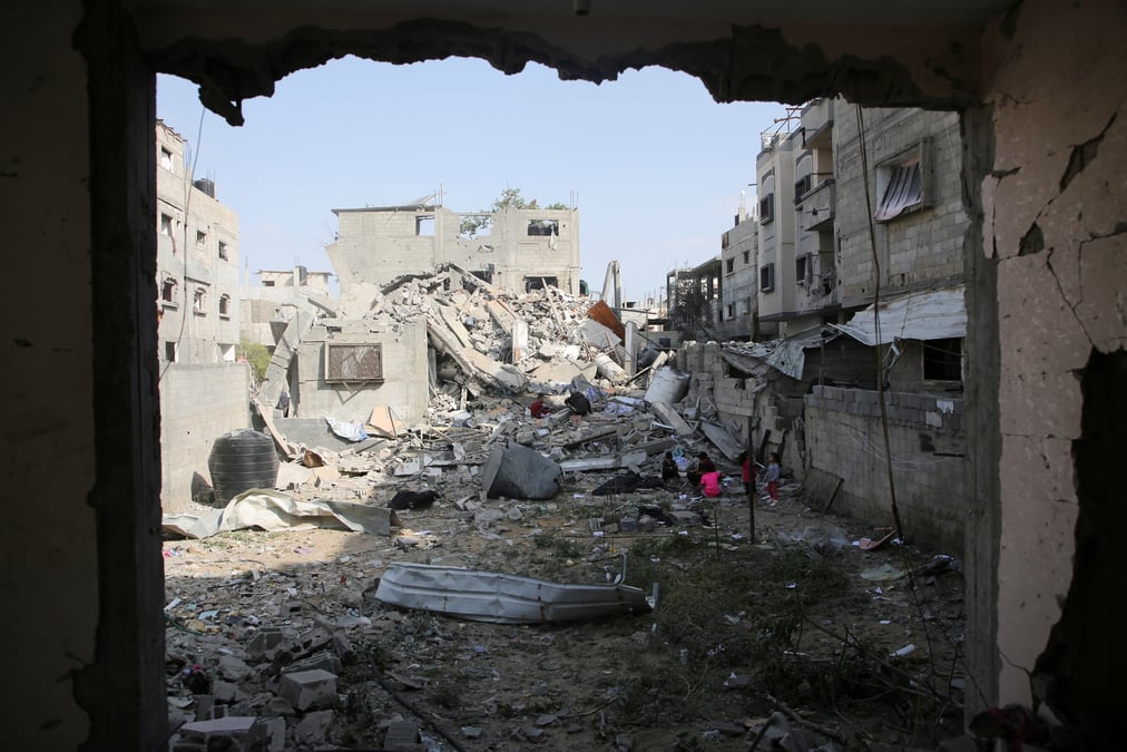 Des palestiniens inspectent le site d'une frappe israelienne a rafah