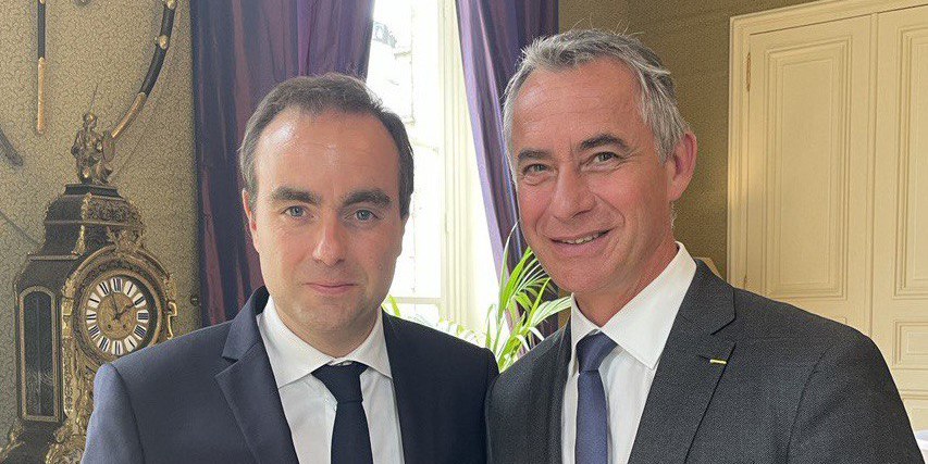 « Il n'y a aucun gras dans la trajectoire » financière de la loi de programmation militaire. (Jean-Michel Jacques, ici sur la photo avec le ministre des Armées, Sébastien Lecornu)