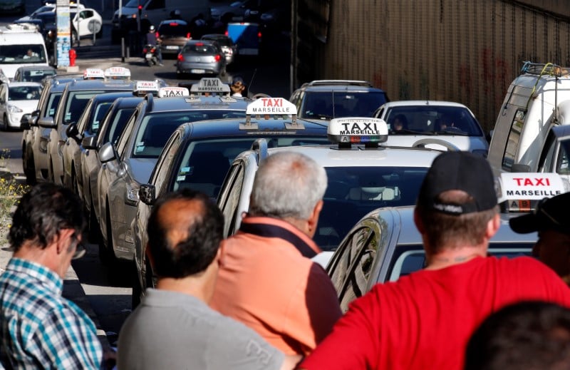 Le gouvernement pourrait racheter les licences de taxis