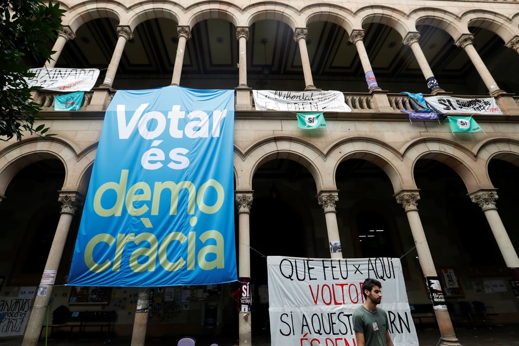 Les independantistes catalans occupent les bureaux de vote avant le referendum