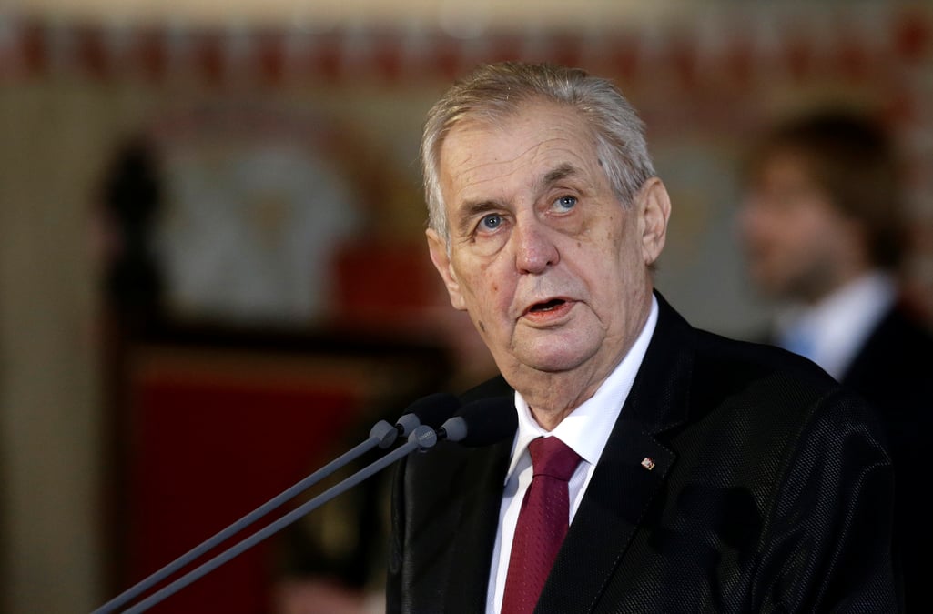 Le president tcheque milos zeman investi pour un second mandat