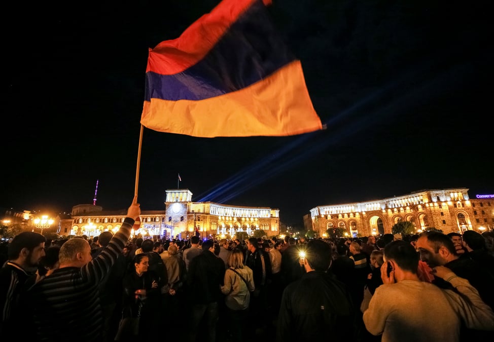 Nouvelles manifestations en armenie, le pm evoque un vote anticipe
