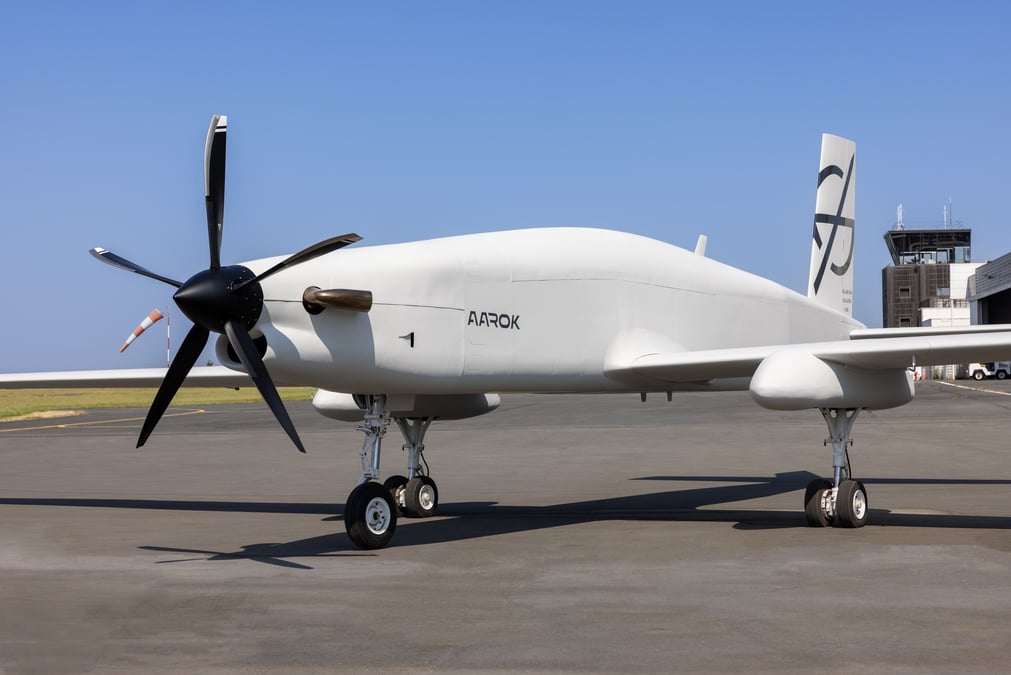 L’Aarok, qui représente la seule alternative française face aux fabricants de drones israélien IAI, américain General Atomics, et turcs Baykar, mesure 22 mètres et devrait équiper l’armée à l’horizon 2030.