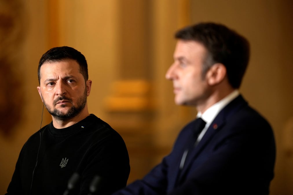 Le president francais emmanuel macron et son homologue ukrainien volodymyr zelenskiy assistent a une conference de presse a l'elysee