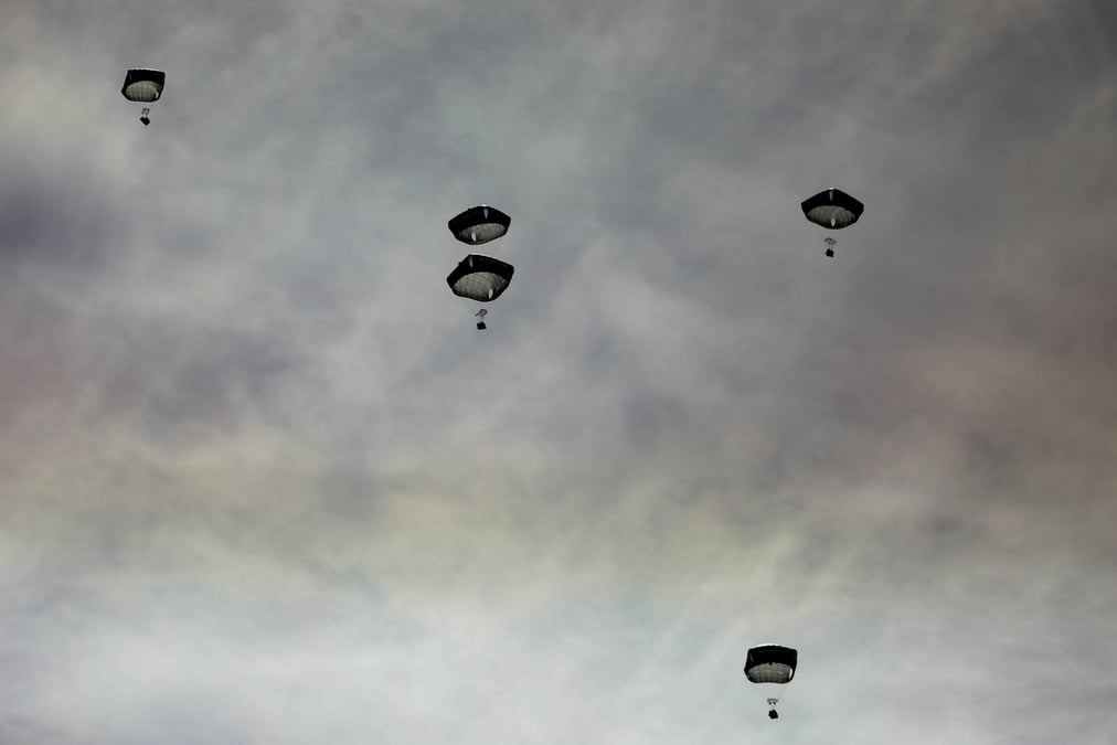 De l'aide est larguee par avion au-dessus de gaza, dans le cadre du conflit entre israel et le hamas, dans la ville de gaza