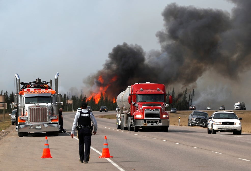 L'incendie continue de faire rage en alberta