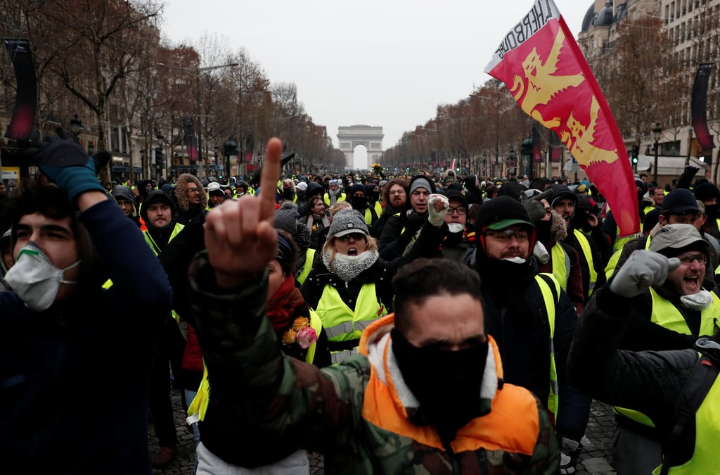 Gilets jaunes: interpellations apres des tentatives de blocage de depots petroliers