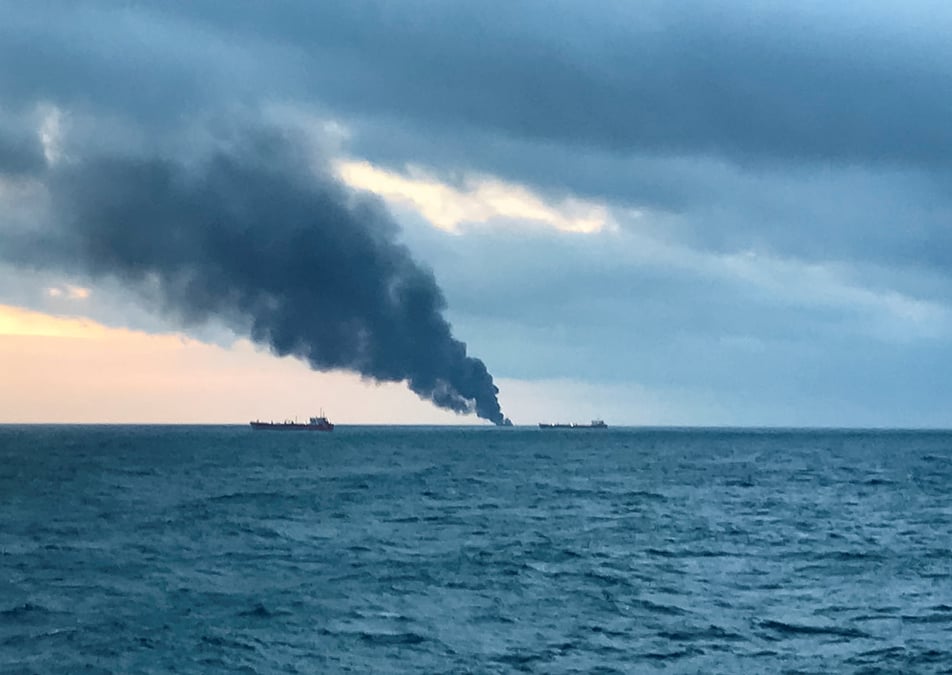 Deux navires prennent feu dans le detroit de kertch, au moins dix morts