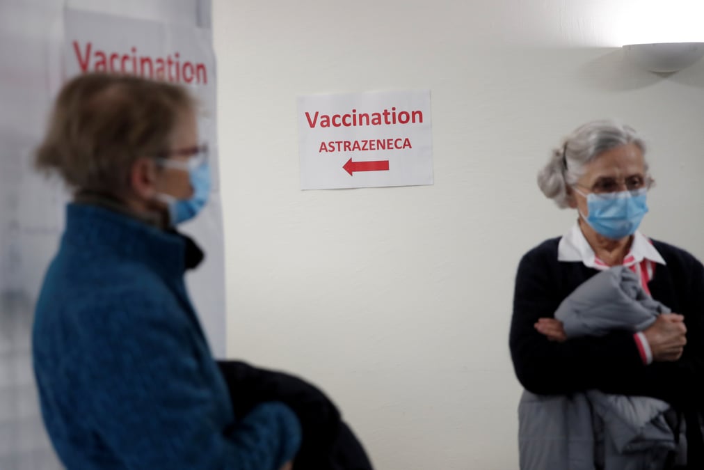 Coronavirus: pas lieu de suspendre la vaccination par astrazeneca en france, dit veran