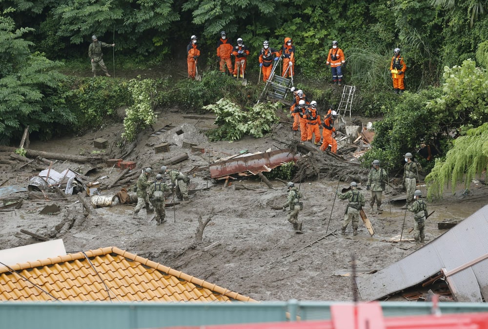Le japon continue de rechercher des survivants apres des glissements de terrain