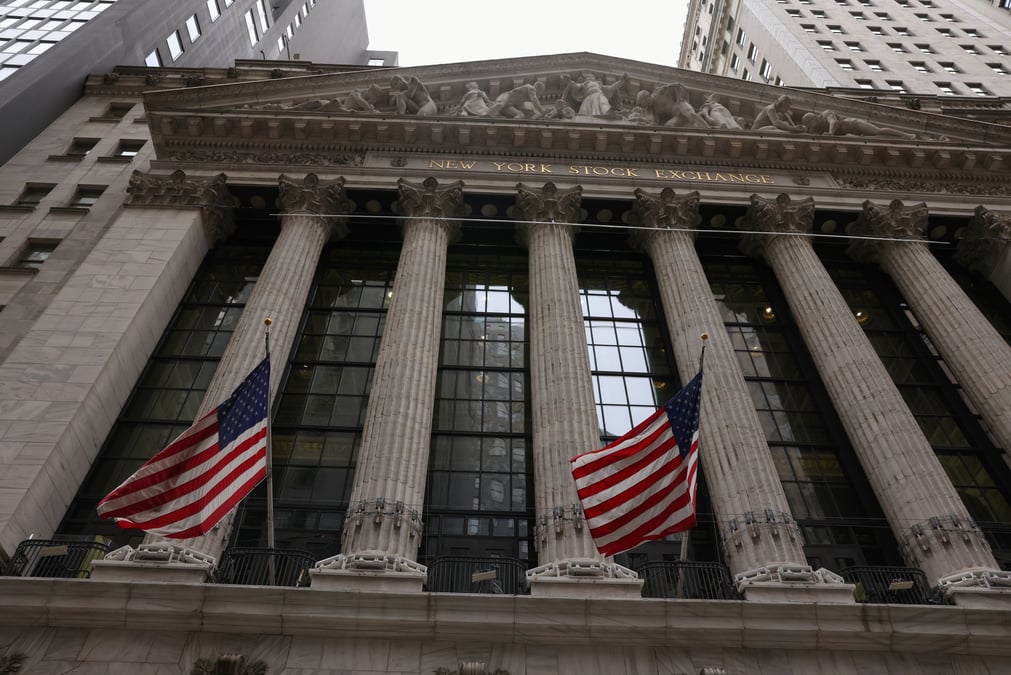 Photo d'archives de drapeaux devant la bourse de new york (nyse)