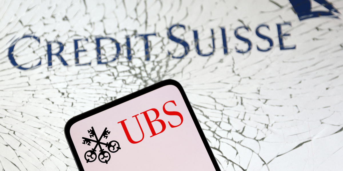 Illustration montre les logos ubs et credit suisse