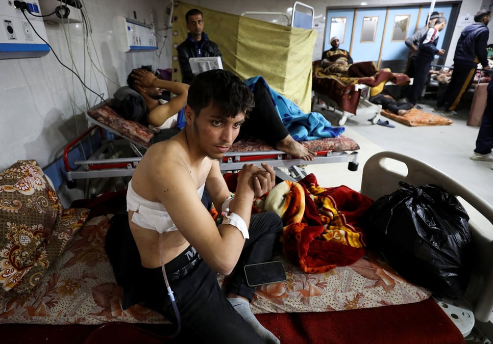 Des palestiniens blesses par des tirs israeliens alors qu'ils attendaient de l'aide, selon des responsables de la sante, se reposent sur des lits a l'hopital al shifa, dans le cadre du conflit actuel entre israel et le hamas, dans la ville de gaza