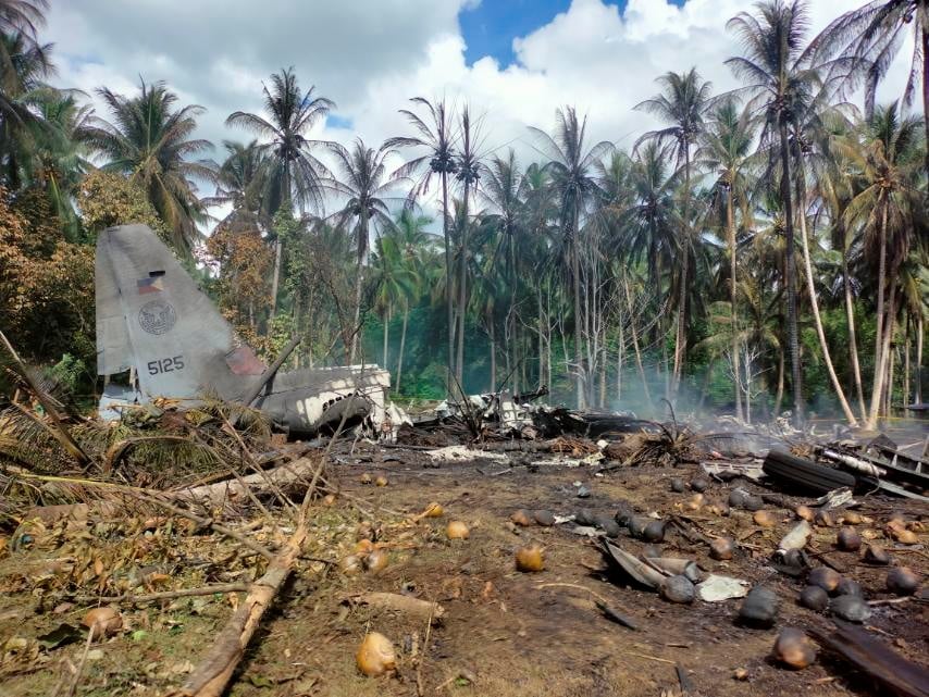 Philippines: au moins 17 personnes decedees dans un crash d'avion militaire