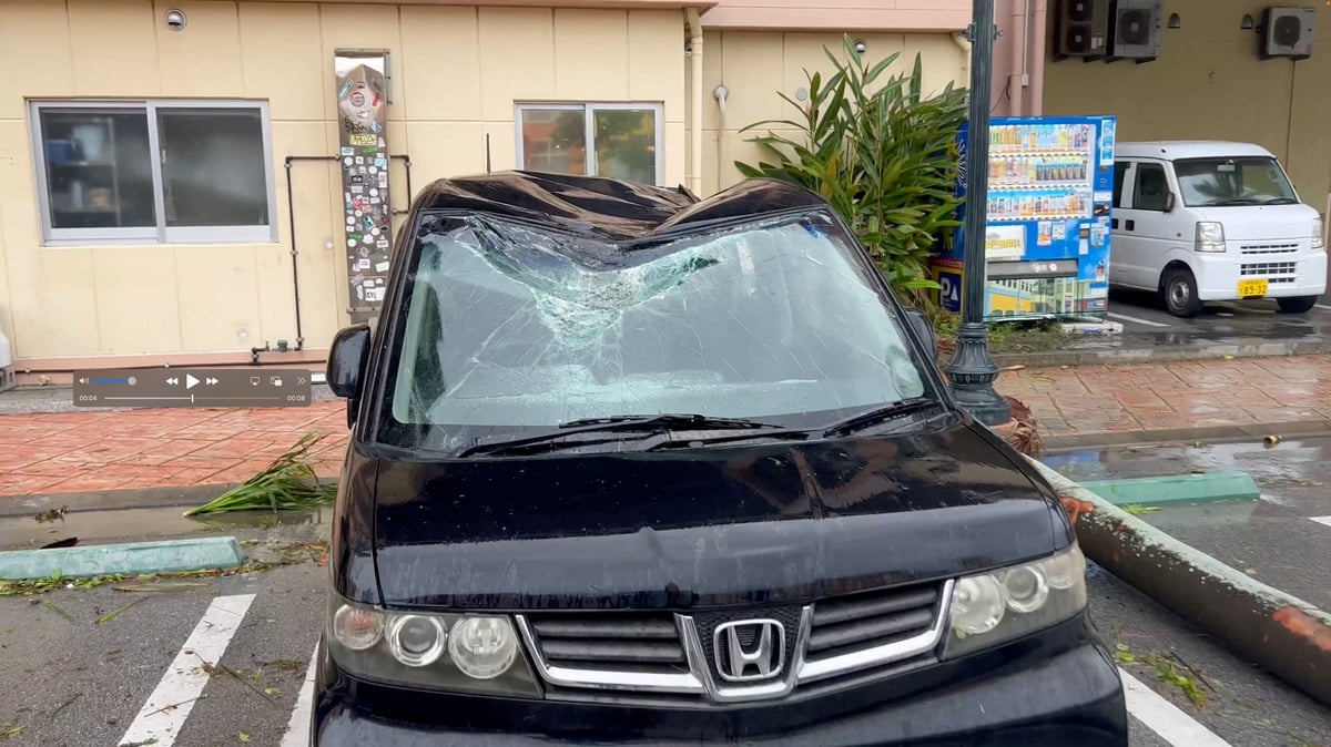 Photo d'une voiture endommagee par le typhon khanun