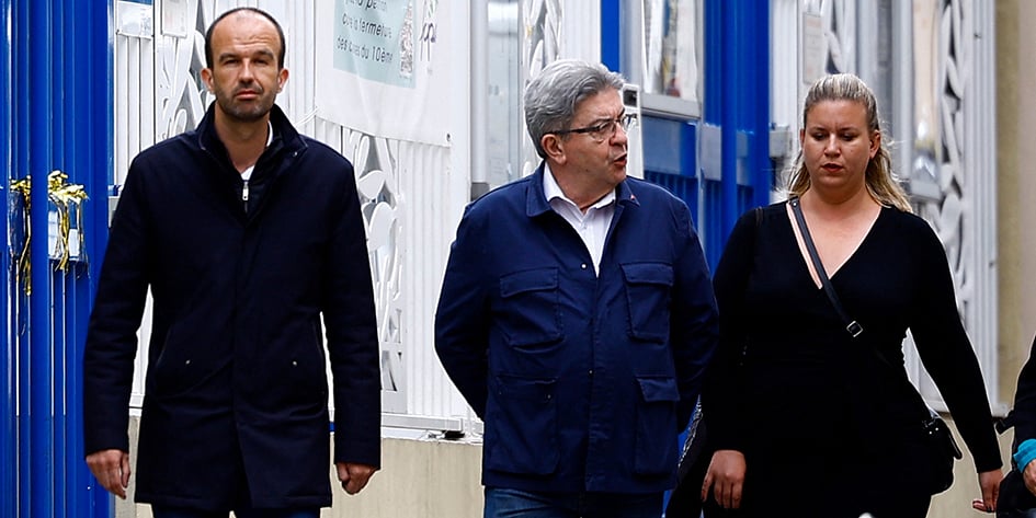 Jean-Luc Melenchon, co-président de l'institut La Boëtie et les politiciens LFI Manuel Bompard, Mathilde Panot arrivent au siège du parti LFI, au lendemain du second tour des élections législatives françaises anticipées, à Paris, France, le 8 juillet 2024.